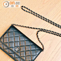 Zelia經常傍身的Chanel迷你Chain Bag，經典大方的格紋適合出席各種場合。