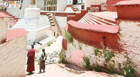 甘丹寺是格魯派最殊勝的寺院，每天都有藏民千里迢迢來朝拜。