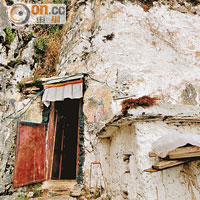 相傳扎葉巴寺附近共有108個山洞，是藏傳佛教高僧偉人的隱修聖地。