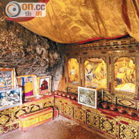 除佛像以外，小殿內並沒有多餘的結構，牆壁就是原來的洞壁。
