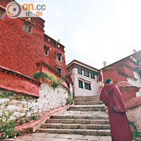 寺院全盛時期住了4,000至5,000個僧人，如今則只有350人左右。