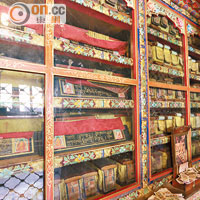 丹珠殿內收藏的佛經典冊已有400多年歷史。