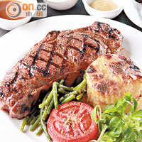 US Rib Eye Steak（600g）$690/Serve 2<br>採用穀物飼養、不含激素的牛隻，肉質粉嫩軟腍，伴碟的薯片千層充滿牛油香，可蘸自家製的藍芝士醬、酸忌廉等，引出肉的鮮香。