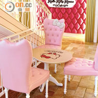 Cafe內連椅子亦有吉蒂的蝴蝶結作裝飾。