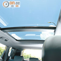 大天窗天幕增加車廂的開揚度。