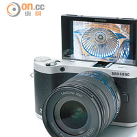 NX300M加入180度翻揭式屏幕，並支援觸控功能。