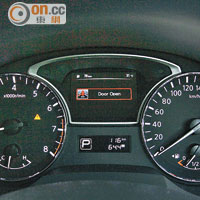 儀錶板中央設有4吋彩色屏幕，提供豐富的行車資訊。