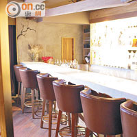Prix-Fixe Bar是能容納8位客人的獨立長吧枱，利用金色半透屏風巧妙地與The Lounge Area分隔。