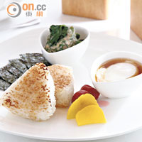 傳統日式飯團早餐 $68<br>自家品牌日本米炮製成飯糰配溫泉蛋和芝麻醬菠菜，很有日式風格。
