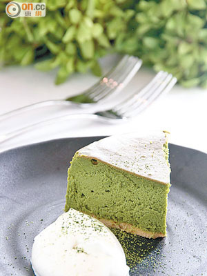 Cha-no-wa抹茶芝士蛋糕 $45<br>綠茶和芝士香互相交替，是特地為LOG-ON Café創作的甜點。