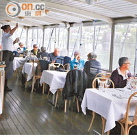 船上設有餐廳，邊吃邊欣賞湖畔風光，的確有Feel。