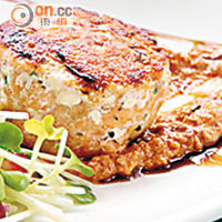 食物的賣相清新，跟餐廳明亮乾淨的風格不謀而合，Salmon Shrimp Cake US$8（約HK$62）。