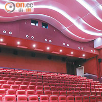 榮光大戲院空調強勁，座位舒適，將播放馮小剛自傳式短片《悲喜十八年》。