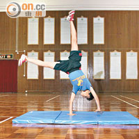 初學體操動作，學員會先用軟墊操練相關動作。