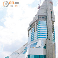 Central Embassy跟BTS Phloen Chit站和Chit Lom站連接，外觀仍在興建中。
