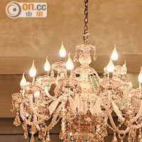 耀眼水晶燈以鐵鏈懸掛，令人聯想到歐洲古堡的裝飾，既華麗又有型。$8,600