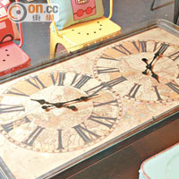 鐵皮茶几的几面是兩個時鐘，很獨特的裝飾，還可顯示真實時間。$3,500