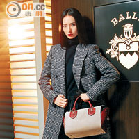 Bloom手袋　$24,990、Prince of Wales tweed coat　$30,990、Cashmere turtleneck　$7,390、Pants　$5,590