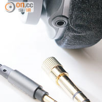 採用可換線設計並附有6.3mm轉插，能透過更換發燒級耳線來提升音色。