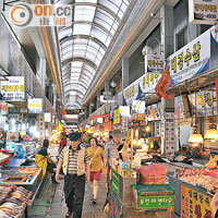 釜田市場內有手推車形式的賣魚檔，成一大城市特色。