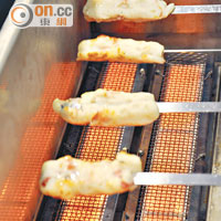 放到烤爐上，像BBQ燒腸仔般，不時轉動一下，以確保烤得均勻。