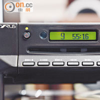 CD轉盤CD XT SE2機面設有操控掣，能簡單地控制播歌及選曲。