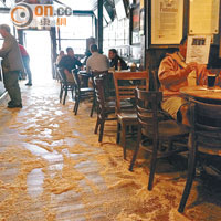 昔日不少酒吧，都會在地板鋪上木糠，方便打理醉酒人士胡鬧造成的手尾。