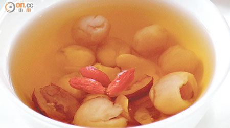杞子桂圓紅棗蓮子茶 $38（a）<br>杞子久煮會變酸，因此最後才下，配合桂圓，一個溫一個補，是黃金組合。