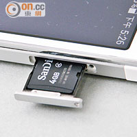microSD卡槽設於機側，不過卡槽要用針先開到。