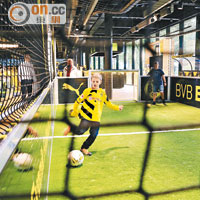 新落成的多蒙特球會手信店Fanwelt，二樓備有迷你足球場，給小朋友一展球技。