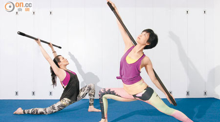 配合Yoga Bou進行練習，有助準確地做出式子，把動作的功效發揮出來。