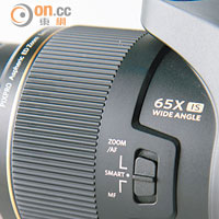 用上65倍Zoom長炮鏡頭，旁邊更設有撥桿，支援變焦、SMART或手動對焦。