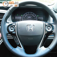 重新設計的車廂裝潢以豐富動感見稱，皮革軚環加入控制鍵，方便行車期間選控配備。