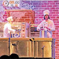 音樂劇場每日會上演4場音樂劇，劇中演員更會用廚具作為樂器載歌載舞。