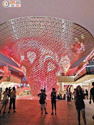 陽光谷上的LED燈會拼合出一幅幅美麗的圖像，有時是中國面譜，有時是熊熊烈火，變化萬千。