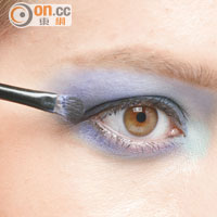 Step 3<br>在下眼線近睫毛處，掃上柔和的銀藍色眼線。