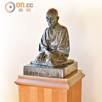 紀念館內陳列了島崎藤村的銅像、原稿和著作等，有助大家了解他生前的點點滴滴。