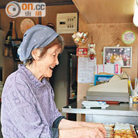 已經八旬的婆婆每天仍為客人烤製五平丸子。
