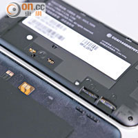 拆開機殼可見microSD卡槽及SIM卡槽，旁邊的金屬接觸點是用作NFC通訊及Qi無線充電。