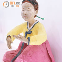 現在韓紙的用途之一是製造擺設用的洋娃娃，做工相當精細。