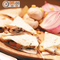Quesadilla de Huitlacoche MOP148<br>粟米餡餅內藏的，是稱作「墨西哥松露」的菌類，佐以蘑菇和粟米，味道濃郁。
