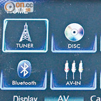中控台配置7吋輕觸式屏幕，對應車上的音響系統及藍芽免提裝置。