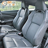 前排座椅採用跑車低坐姿設計，提供舒適乘坐感及良好包裹力。