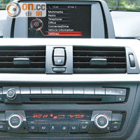 中控台頂設彩色屏幕，可顯示音響系統及行車資訊。