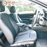 前座設有電動調校，駕駛席更有位置記憶功能。