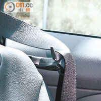 只要坐進前排座椅及關上車門，安全帶扣會自動伸前至肩膀旁。