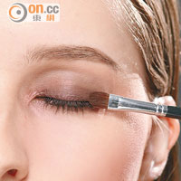ii/ 利用圓頭眼影掃掃抹眼影粉，使邊緣線條更利落，啡色亦能加深眼部輪廓。