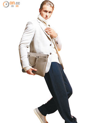 米色西裝外套 $39,990、樽領冷衫 $6,190、寬鬆長褲 未定價、灰色波鞋 $4,990、灰色bag $7,990