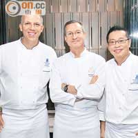 由Chef Philippe Daue（圖中）、Chef Peter（圖左）、Chef Richard（圖右）3位大師級一起創作的朱古力下午茶，絕對是味覺頂級享受。