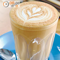 Café Latte $38<br>小野不但花了不少心思鑽研手沖咖啡技術，一般Latte的拉花技巧亦見功架。